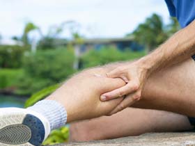 寒冷,剧烈运动,出汗过多,疲劳,缺钙,睡姿不好等,均可以诱发腿抽筋.